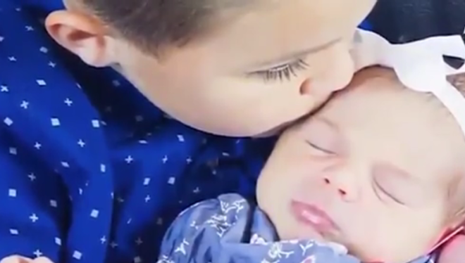 Un băieţel de 5 ani şi-a găsit mama fără suflare în duş! Gestul lui a şocat întreaga comunitate