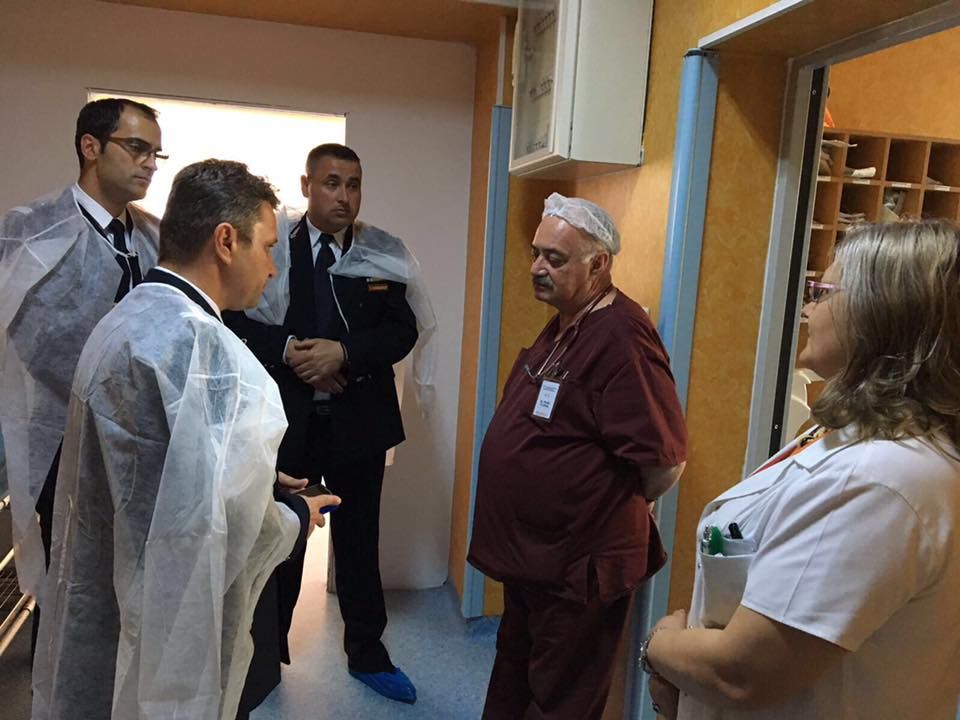 Salvatorii copilului care a căzut în puţ, în vizită la cel mic, la spital: "Ne-am rugat la Dumnezeu"