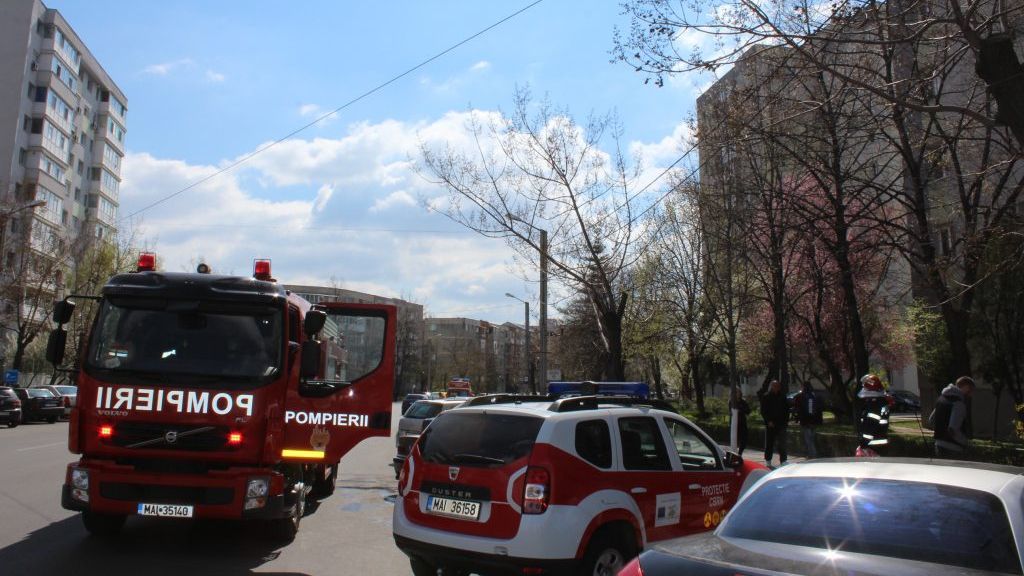Locuitorii unui bloc din Mediaş, evacuaţi de urgenţă din cauza unor scăpări de gaze