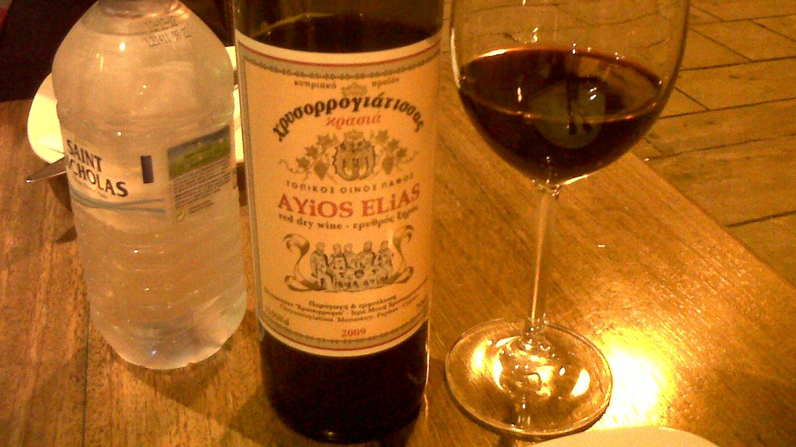 Ţii sticla de vin pe masă? Obicei total GREŞIT! Îţi va da mari dureri de cap