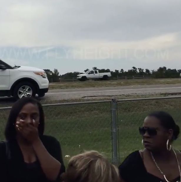 Au aruncat spre cer porumbei, la o înmormântare. Au privit terifiați, apoi, ce s-a întâmplat cu ei