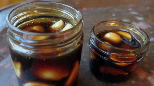 A pus 12 căţei de usturoi într-un pahar de vin roşu şi a băut! Este uimitor câte beneficii are