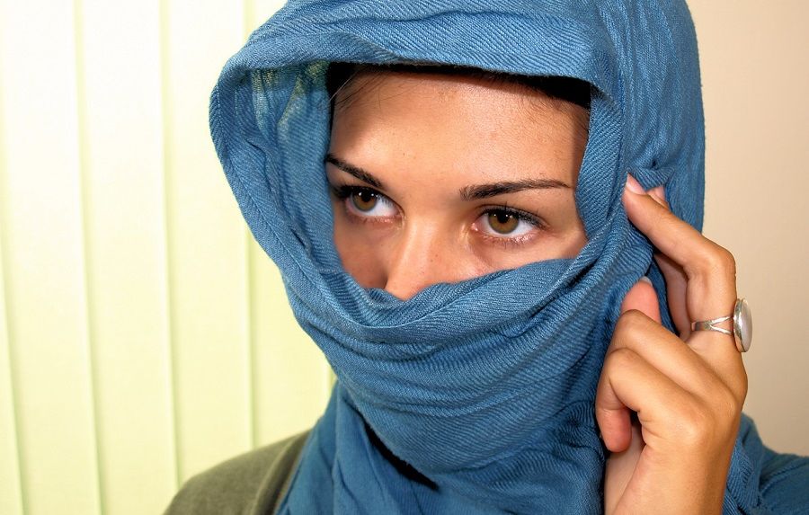 Şi-a dat vălul jos după 19 ani în care nimeni nu îi văzuse faţa. Toţi au rămas muți