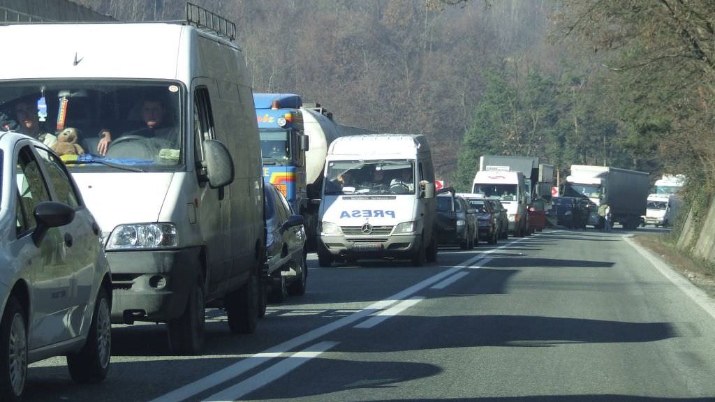 Trafic îngreunat pe Valea Oltului. Trei TIR-uri şi un autoturism implicate într-un accident