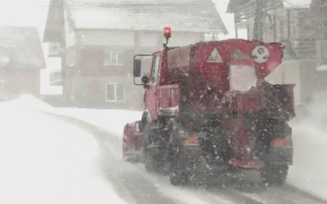 Zăpadă în România. O șosea principală rămâne închisă 