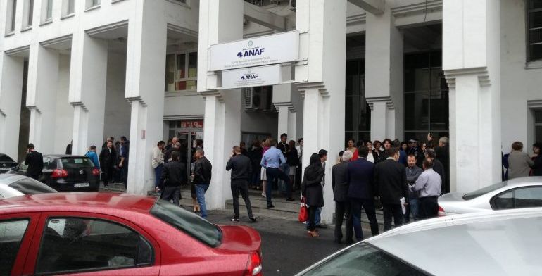 Angajații din Finanțe au ieșit din nou în stradă. Cel puțin 15.000 de funcționari au închis ghișeul
