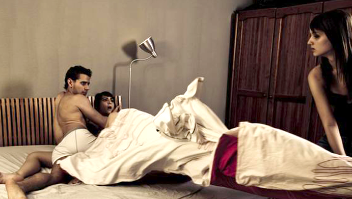 Și-a prins soțul în pat cu o tânără. Se pregătea să plece, când el i-a spus ceva ce a lăsat-o mască