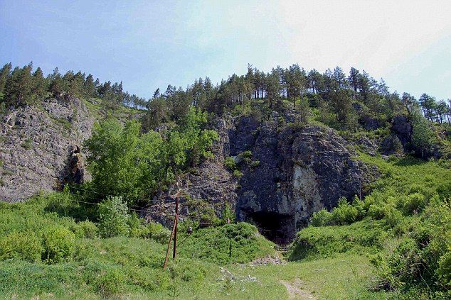 Ruşii au găsit o peşteră în Munţii Altai.Au intrat, au descoperit-o..ŞOCANT!Îi aştepta de 40.000 ani