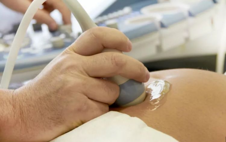 A rămas gravidă din nou la o săptămână după ce a născut. Când a aflat ce poartă în pântec, a PLÂNS