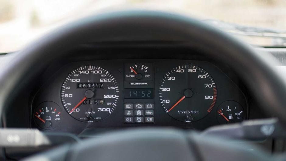 Au găsit într-un depozit un Audi din 1984, uitat acolo de 7 ani. S-au uitat în bord, ŞOC!