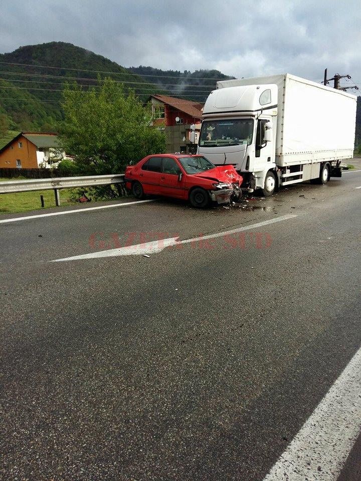 Două accidente grave, în Vâlcea, sâmbătă, din pricina vremii. Un copil, rănit