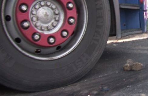 Accident înfiorător în Vâlcea. Un mort, după ce un automobil s-a lovit frontal cu un TIR