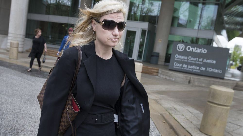 Profesoara de 43 de ani a fost prinsă pe bancheta din spate a mașinii cu elevul minor. Ce a urmat 