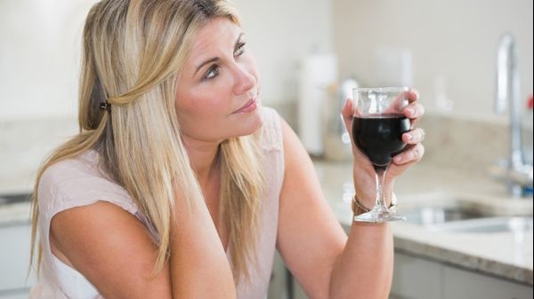 Descoperire șocantă. Ce se întâmplă cu femeile care beau un pahar cu alcool pe zi 