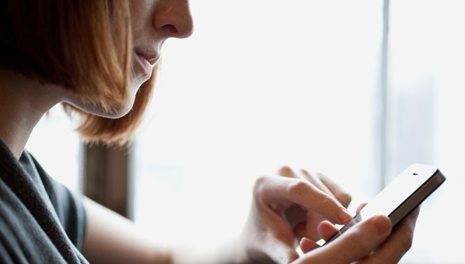 De ce trebuie să-ţi dezinstalezi aplicaţia lanternă de pe telefon