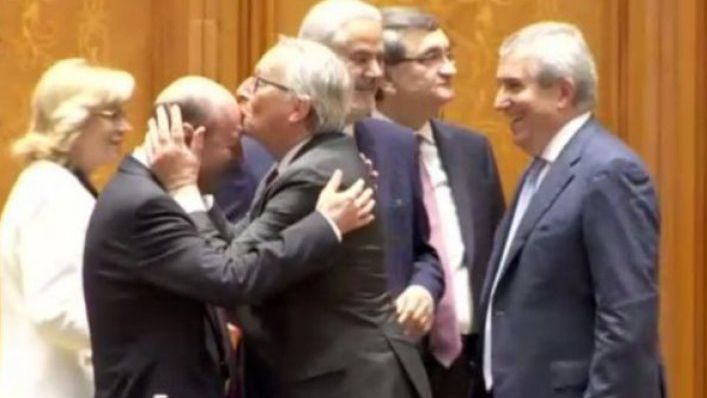 Cozmin Guşă: Un spectacol jalnic cu Juncker. A câştigat inima tuturor divelor din politica românescă