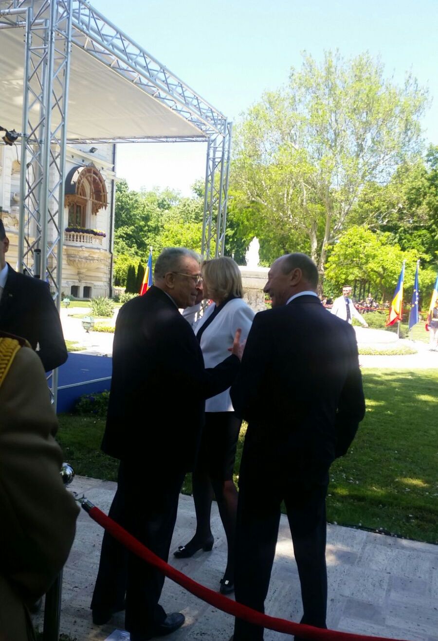 Imagine rară. Traian Băsescu şi Ion Iliescu, într-o discuţie, la recepţia de la Cotroceni
