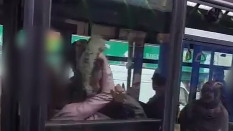 Bătaie ca în filme într-un mijloc de transport în comun! Mai mult femei s-au păruit în văzul tuturor