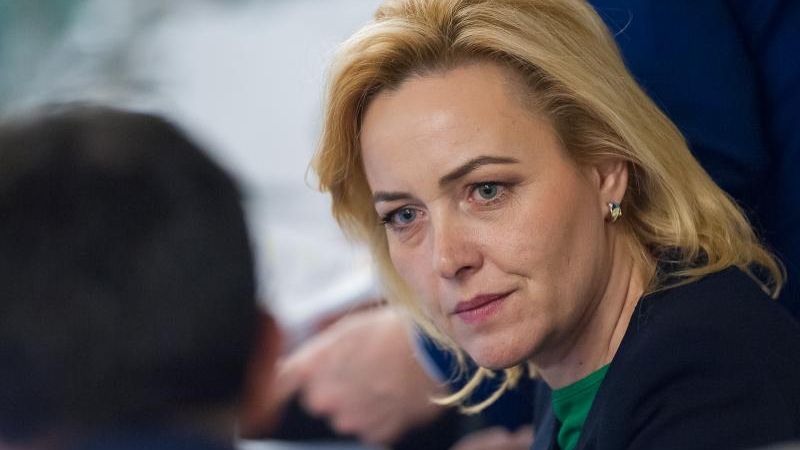 Dan: Șeful Poliției de Frontieră, fotografiat îngenunchind în fața superiorilor, retrogradat