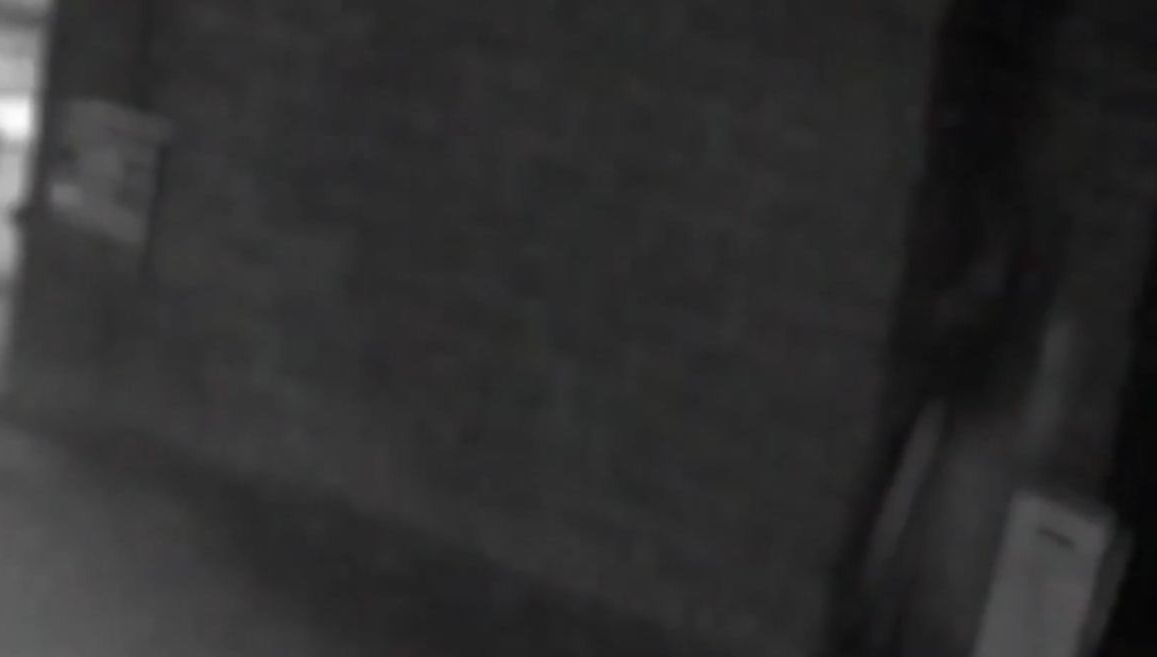 Apariție înfricoșătoare într-o parcare! O ”FANTOMĂ” a fost surprinsă pe camerele de luat vederi