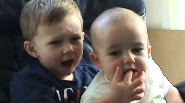 Îi mai știi pe copiii din clipul YouTube ”Charlie mi-a mușcat degetul”? E incredibil cum arată acum