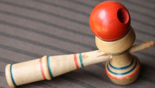Ce este, de fapt, KENDAMA, jucăria care face furori în rândul copiilor. Atenţie, părinţi!