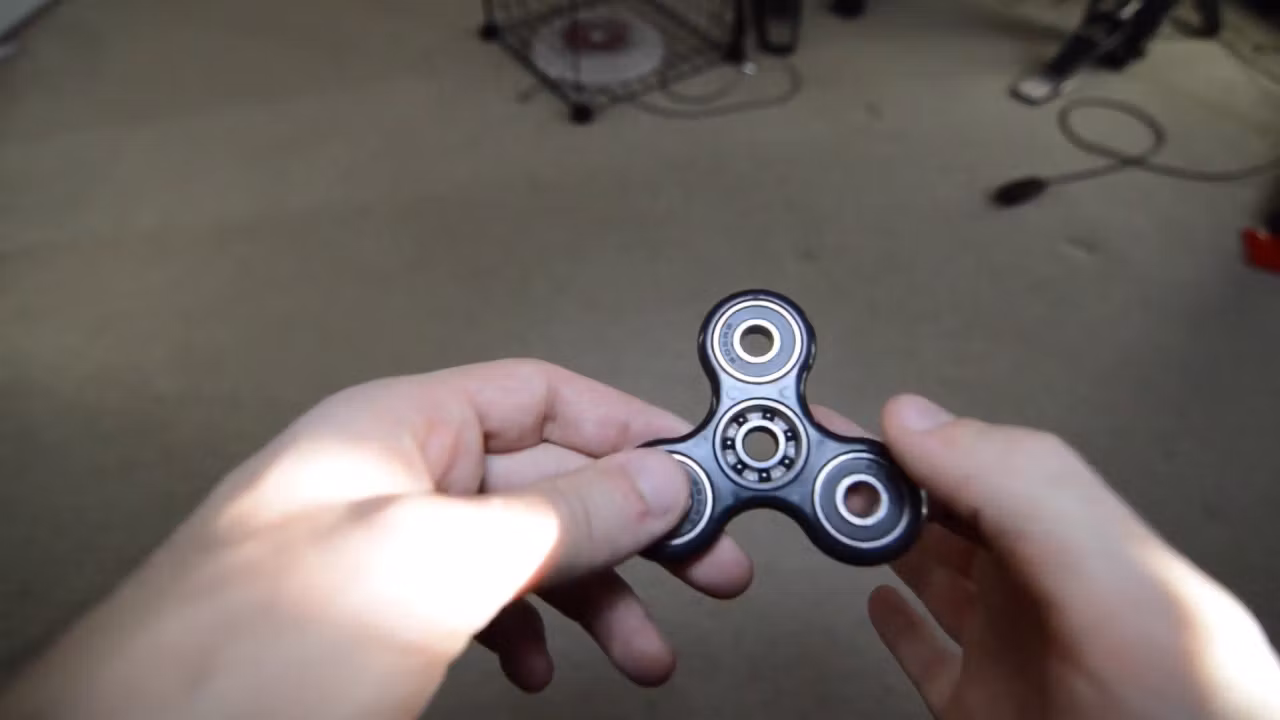 FIDGET SPINNER, jucăria antistres care a bătut recordul de popularitate. Eficientă sau enervantă?