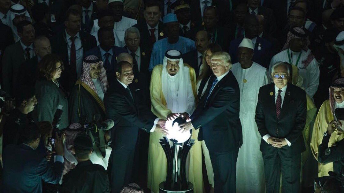 Ritual ocult sau cascadorie mediatică? Ce reprezintă globul strălucitor atins de Donald Trump 
