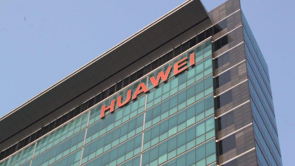 Gigantul chinez Huawei ia cu asalt piața calculatoarelor