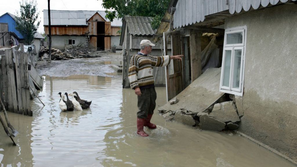 Dezastru după ploi. Zeci de oameni din Vaslui au fost nevoiţi să îşi părăsească gospodăriile