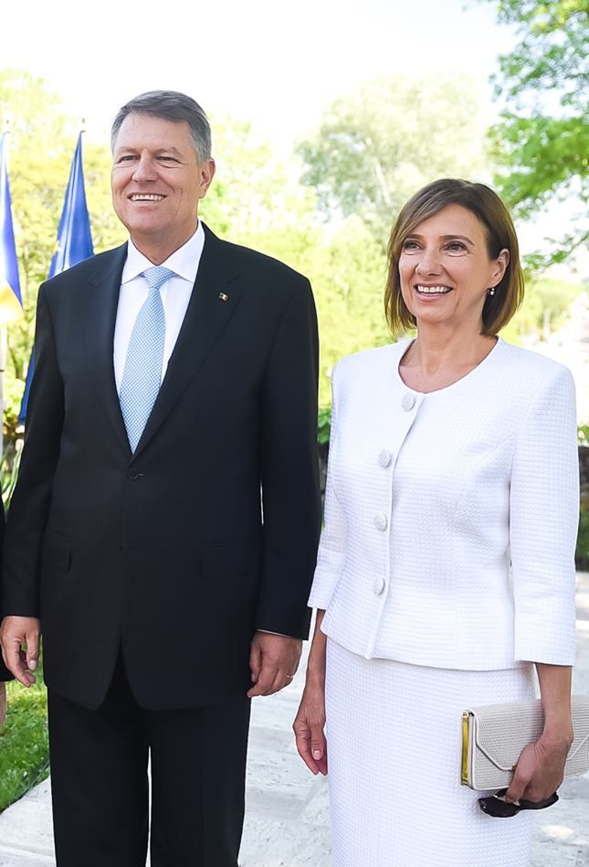 GALERIE FOTO. Recepţia de la Cotroceni, în imagini. Parlamentarii, la rând pentru poze cu Iohannis 