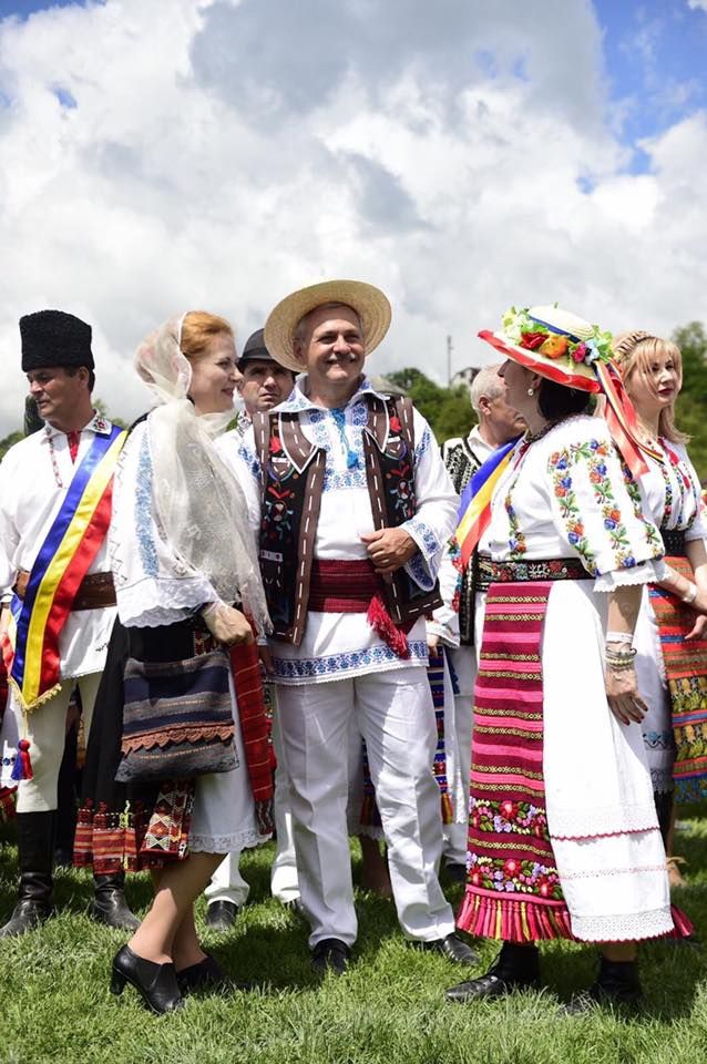 "Vrednic este". Dragnea, în costum de haiduc, lângă 10 000 de oameni în port popular: "O mândrie"
