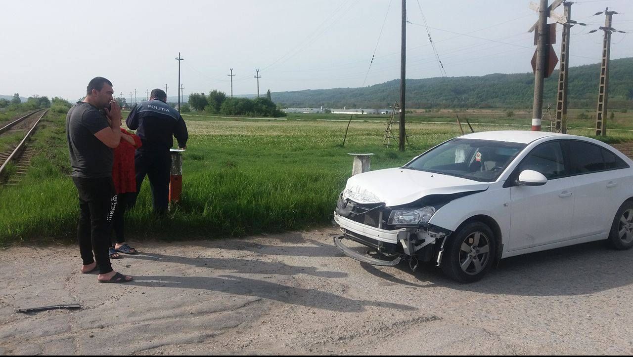 Maşină spulberată de tren, în judeţul Argeş. VIDEO