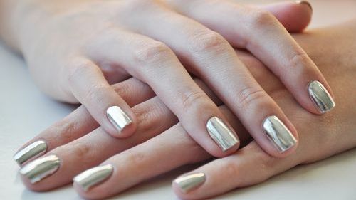 Manichiura cu gel: obţii unghii frumoase, dar cunoşti riscurile?