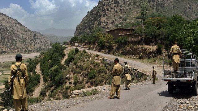 Un militar și mai mulți teroriști și-au pierdut viața într-o ambuscadă în Pakistan