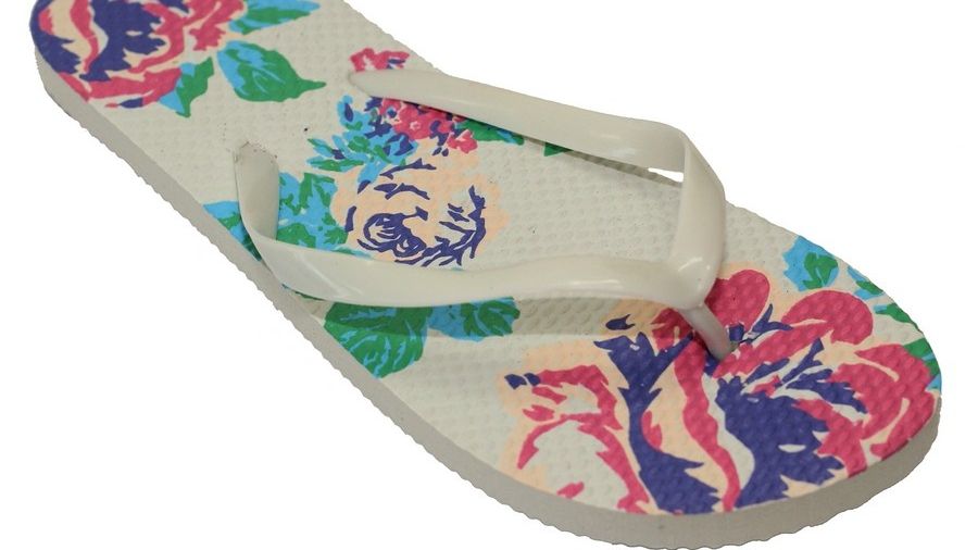 Medicii avertizează! Mare atenţie la papucii de plajă. Îţi pot afecta sănătatea