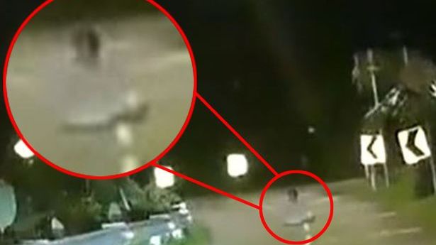 Halucinant! O fantomă stătea fără nicio grijă în mijlocul drumului. Cum au reacționat oamenii