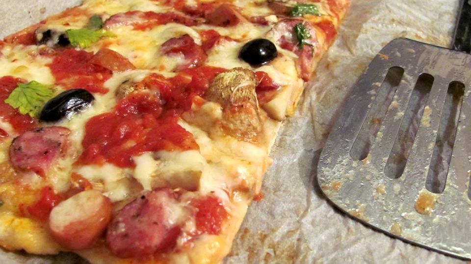 Cea mai delicioasă pizza de casă. Secretul prin care poţi să faci blatul ca la restaurant 
