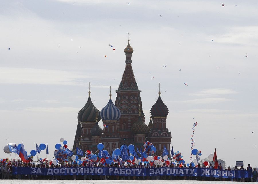 Manifestaţie uriaşă la Moscova, cu 1,5 milioane de oameni. Steaguri comuniste şi portretul lui Lenin