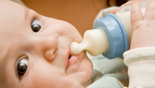 Truc eficient! Cum dezveţi bebeluşul de biberon