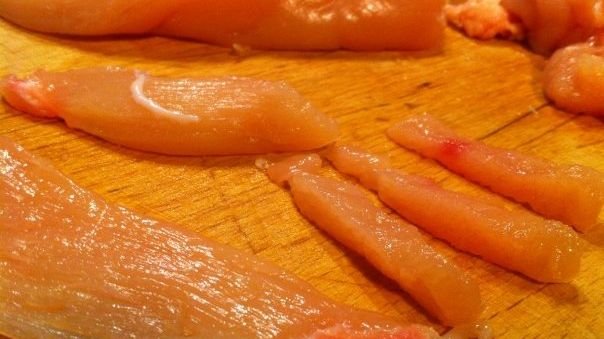 Lucrul pe care producătorii ţi-l ascund despre pieptul de pui. Mai mănânci?
