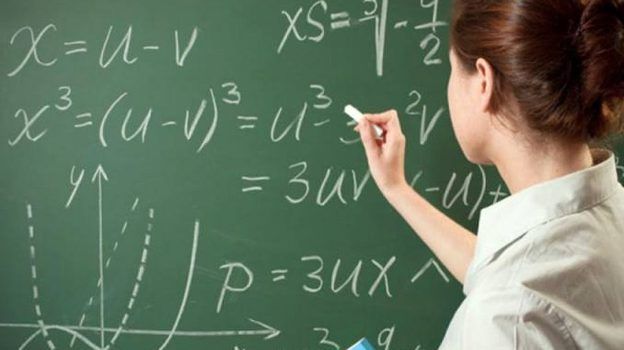 Un profesor din Tulcea le cerea elevelor minore poze NUD. Cum a fost prins