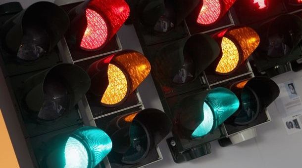 Cum funcţionează semafoarele inteligente: își schimbă culorile în funcție de trafic. Unde au apărut