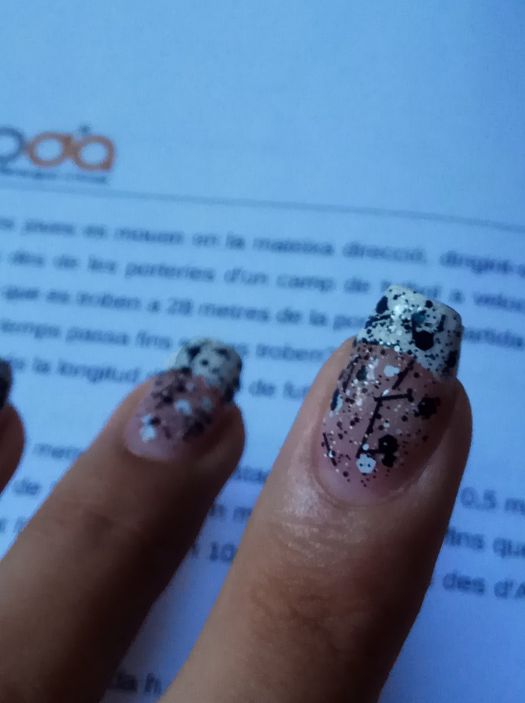 Acest student și-a folosit unghiile ca să copieze la examenul de fizică