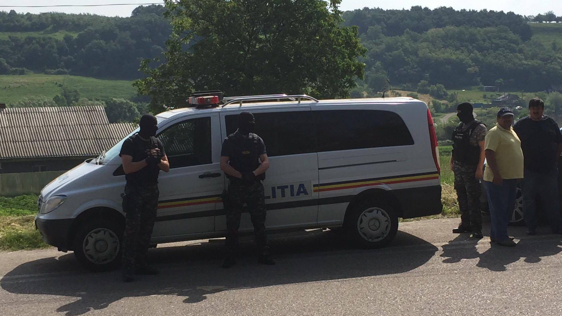 Dublă crimă în Neamț și polițiști înjunghiați. S-au tras focuri de armă după agresor