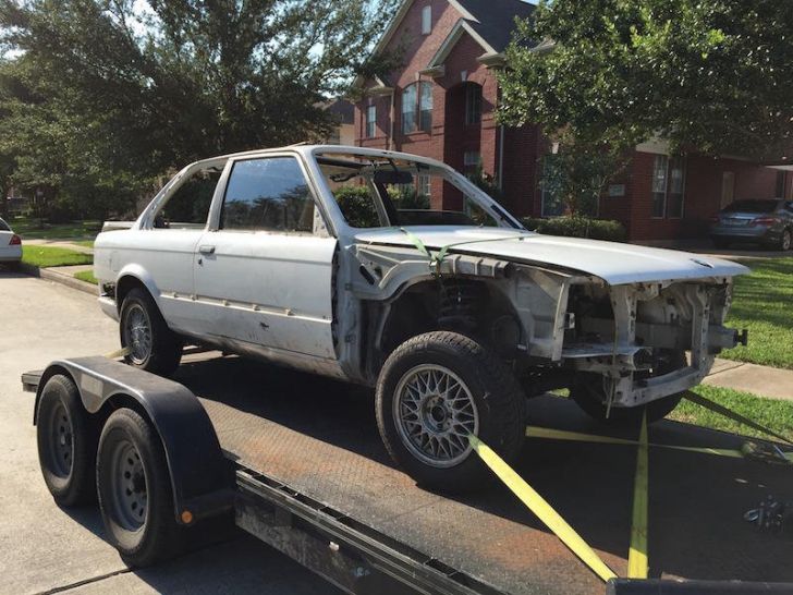 Au găsit o caroserie de BMW E30 la groapa de gunoi. Au restaurat maşina, iar ce a ieşit e INCREDIBIL