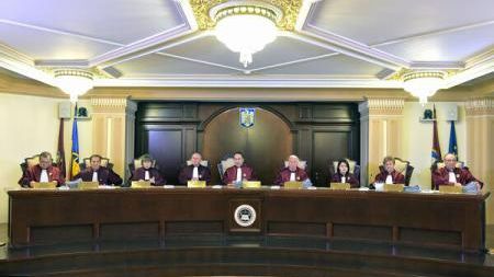 CCR: Când încetează interdicția ca persoanele condamnate să facă parte din Guvern