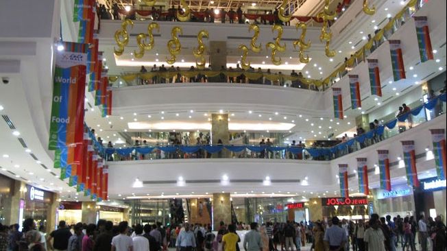 Un renumit mall din București se ÎNCHIDE. Rămân deschise farmaciile și hypermarketul