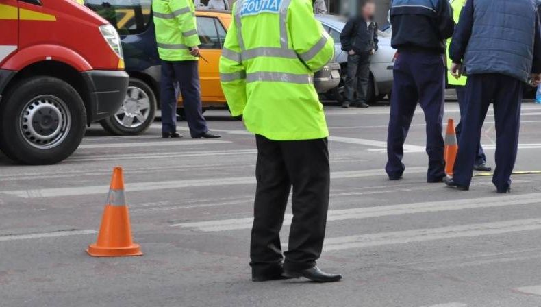 Accident pe trecerea de pietoni. A lovit doi bătrâni, apoi a fugit de la faţa locului