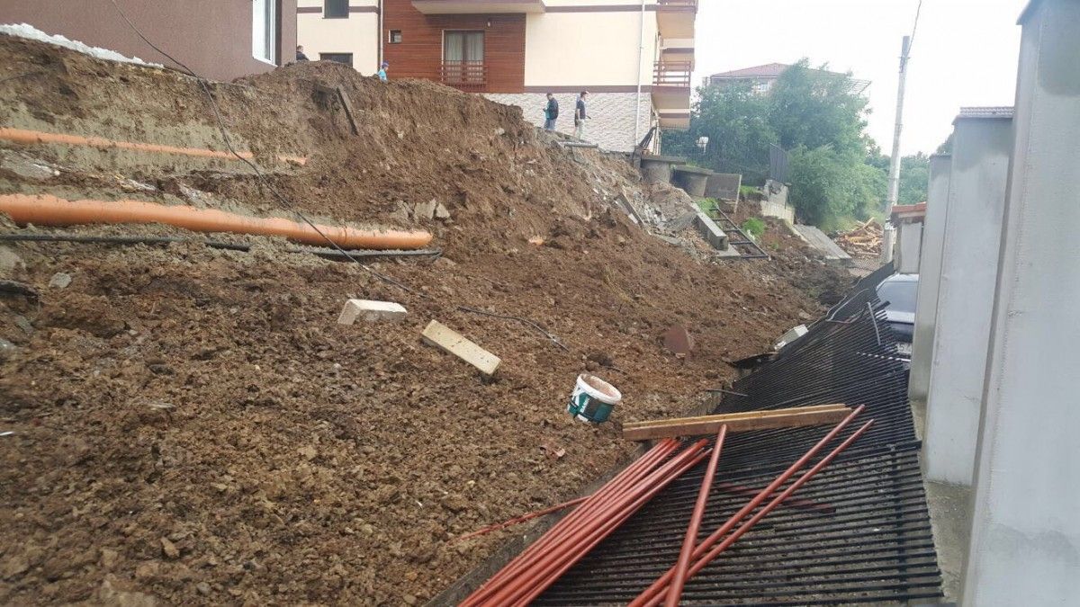 Alunecare de teren de 50 de m, în apropierea unui bloc din Sibiu. O stradă, blocată